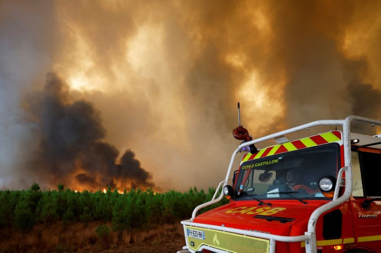 FRANCE: L'INCENDIE EN GIRONDE CONTINUE DE PROGRESSER, BORNE ET DARMANIN ATTENDUS SUR PLACE