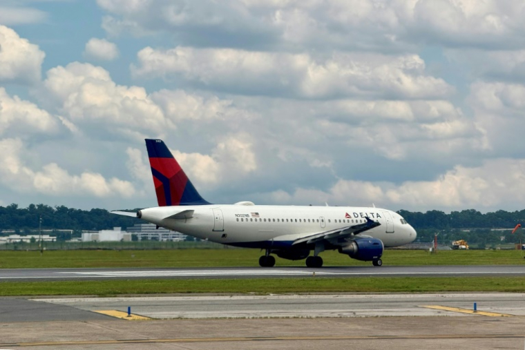 Un avion de la compagnie aérienne Delta Air Lines atterrit à l'aéroport d'Arlington, le 30 mai 2025 en Virginie ( AFP / Daniel SLIM )