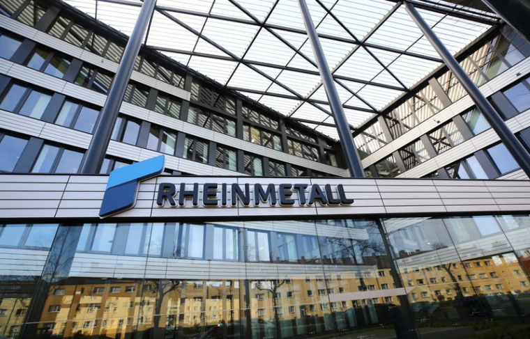Le logo du groupe allemand Rheinmetall AG, spécialisé dans la défense et l'automobile, est photographié au siège de la société à Düsseldorf