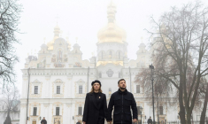 Le président ukrainien Volodymyr Zelensky et son épouse Olena Zelenska devant la cathédrale de Kiev, le 22 novembre 2025  ( UKRAINIAN PRESIDENTIAL PRESS SERVICE / Handout )