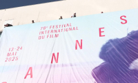 Festival de Cannes: installation de l'affiche officielle sur le Palais des Festivals