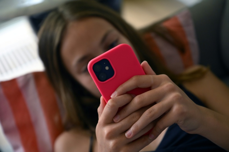 Un avis de l'Agence nationale de sécurité sanitaire (Anses) a clairement alerté sur le danger des réseaux sociaux pour la santé mentale des adolescents, pointe Laure Miller ( AFP / Nicolas TUCAT )