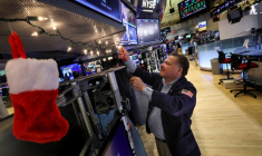 Des traders travaillent sur le parquet du NYSE à New York