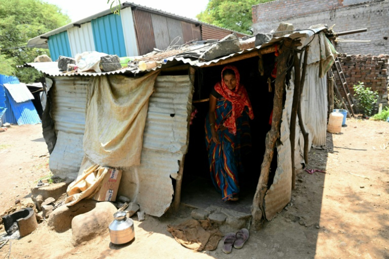 Mirabai Khindkar, dont le mari Amol, agriculteur, s'est suicidé en raison de l'accumulation de prêts financiers, dans sa baraque du village d'Ambilwadgaon, dans l'Etat du Maharashtra, le 3 mai 2025 en Inde ( AFP / Indranil MUKHERJEE )