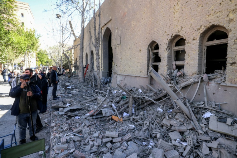 Des journalistes filment les dégâts provoqués par des frappes sur l'Université de technologie Sharif à Téhéran, le 7 avril 2026 en Iran ( AFP / ATTA KENARE )