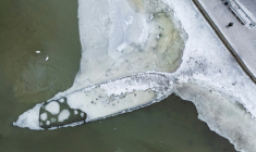 Vue aérienne des vestiges d'une épave du XVIIe siècle après leur réapparition à Stockholm, en Suède, le 17 février 2026 ( AFP / Jonathan NACKSTRAND )