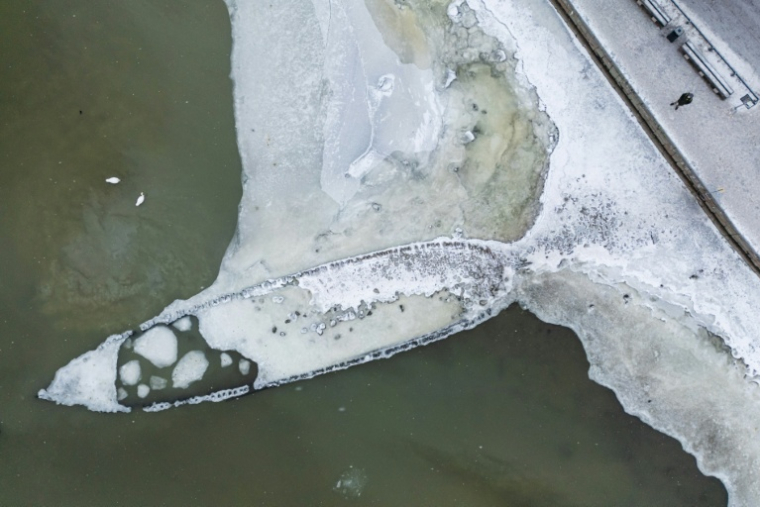 Vue aérienne des vestiges d'une épave du XVIIe siècle après leur réapparition à Stockholm, en Suède, le 17 février 2026 ( AFP / Jonathan NACKSTRAND )