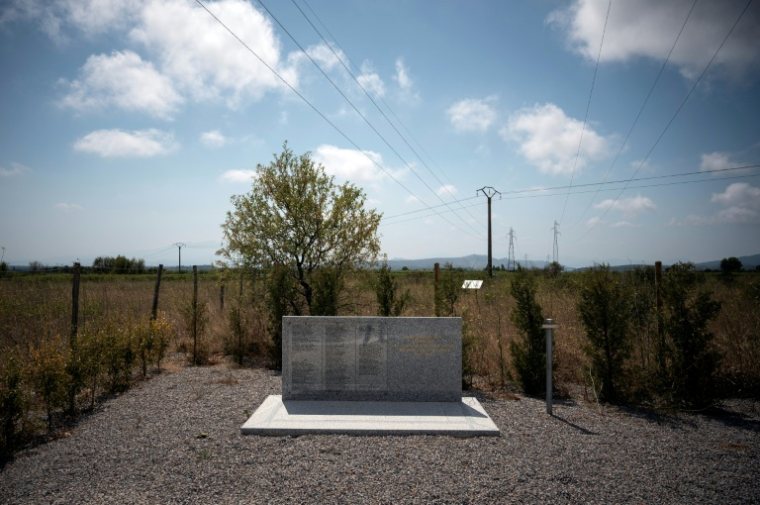 La stèle du cimetière des Harkis au camp de Rivesaltes, le 7 août 2020 dans les Pyrénées-Orientales  ( AFP / Lionel BONAVENTURE )