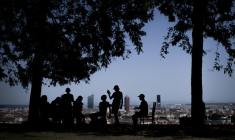 Des habitants à l'ombre des arbres dans un parc à Lyon, lors d'une vague de chaleur, le 25 juin 2025 dans le Rhône ( AFP / JEFF PACHOUD )