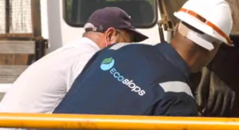Collecte de déchets pétroliers. (© Ecoslops)