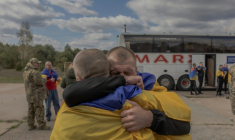 Des prisonniers de guerre ukrainiens libérés par la Russie dans le cadre d'un échange, enveloppés dans le drapeau ukrainien, dans un lieu non dévoilé de la région de Tcherniguiv, le 24 avril 2026  ( AFP / Roman PILIPEY )