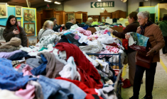 Des visiteurs d'une friperie Emmaüs à Parempuyre (Gironde), le 20 décembre 2025 ( AFP / ROMAIN PERROCHEAU )