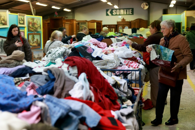 Des visiteurs d'une friperie Emmaüs à Parempuyre (Gironde), le 20 décembre 2025 ( AFP / ROMAIN PERROCHEAU )