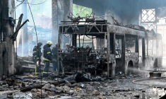 Des secouristes ukrainiens sur le site d'un bombardement russe à Kharkiv, en Ukraine, le 30 mai 2025. ( AFP / SERGEY BOBOK )