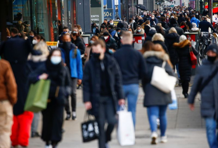 Photo des gens qui passent devant le centre commercial Europa-Center à Berlin