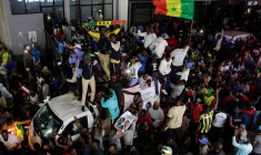 Des Sénégalais fêtent la libération de dirigeants de l'opposition