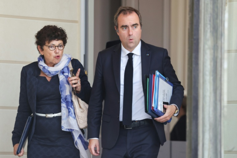 La ministre française de la Transition écologique Monique Barbut (g) et le Premier ministre français Sébastien Lecornu sur le perron du palais de l'Élysée à Paris, le 10 septembre 2026 ( AFP / Ludovic MARIN )