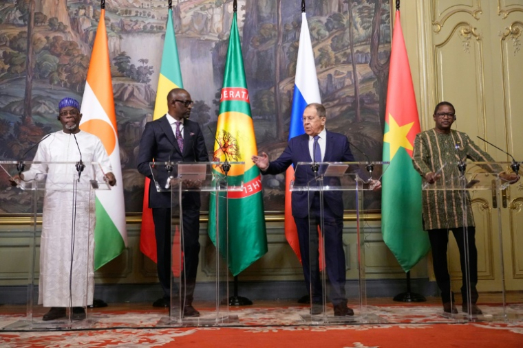 (g-d) les ministres des Affaires étrangères du Niger, Bakary Yaou Sangaré, du Mali Abdoulaye Diop, de Russie Sergueï Lavrov et du Burkina Faso, Karamoko Jean-Marie Traoré, lors d'une conférence de presse commune, le 3 avril 2025 à Moscou ( POOL / Pavel Bednyakov )