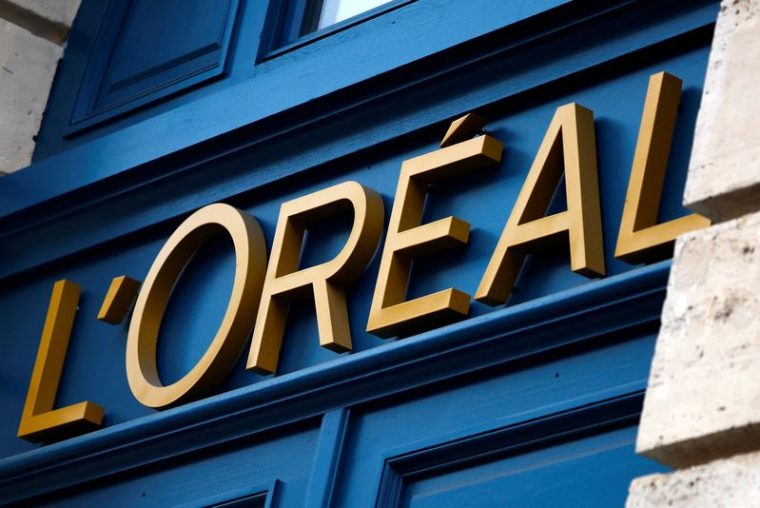 Le logo de L'Oréal sur un bâtiment de l'entreprise à Paris