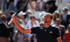 L'Allemand Alexander Zverev, qualifié pour la finale de Roland-Garros, en battant le Tchèque Jakub Mensik, le 5 juin 2026 ( AFP / ALAIN JOCARD )