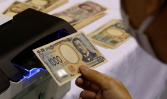 Un billet de yen japonais dans une imprimerie de l'Office national d'impression des billets de la Banque du Japon, à Tokyo