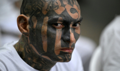 Un membre du gang Mara Salvatrucha (MS-13) lors d'un procès de masse par vidéoconférence au Centre de détention pour terroristes (CECOT) de Tecoluca, au Salvador, le 23 avril 2026 ( AFP / MARVIN RECINOS )