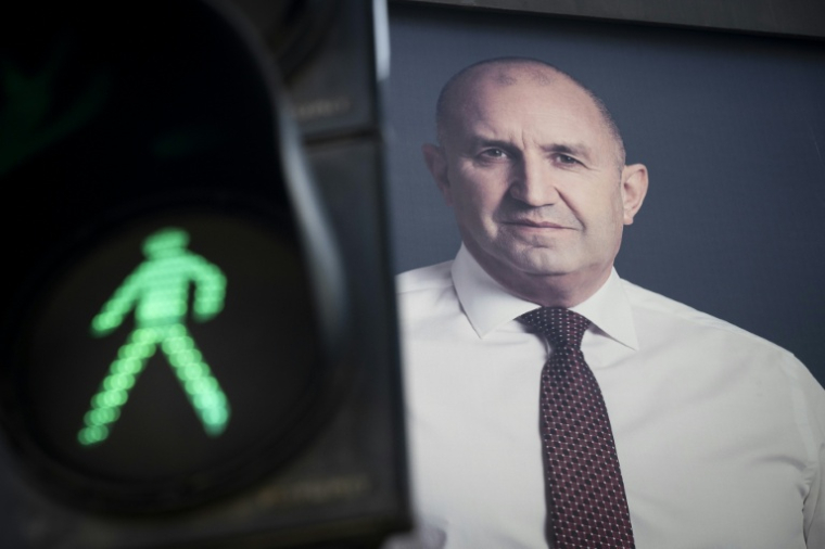 Une affiche électorale de l'ex-président bulgare Roumen Radev à Sofia le 17 avril 2026 ( AFP / Nikolay DOYCHINOV )