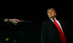 Le président américain Donald Trump s'adresse aux journalistes avant d'embarquer à bord d'Air Force One à l'aéroport international de Palm Beach, en Floride, le 19 janvier 2026 ( AFP / ANDREW CABALLERO-REYNOLDS )