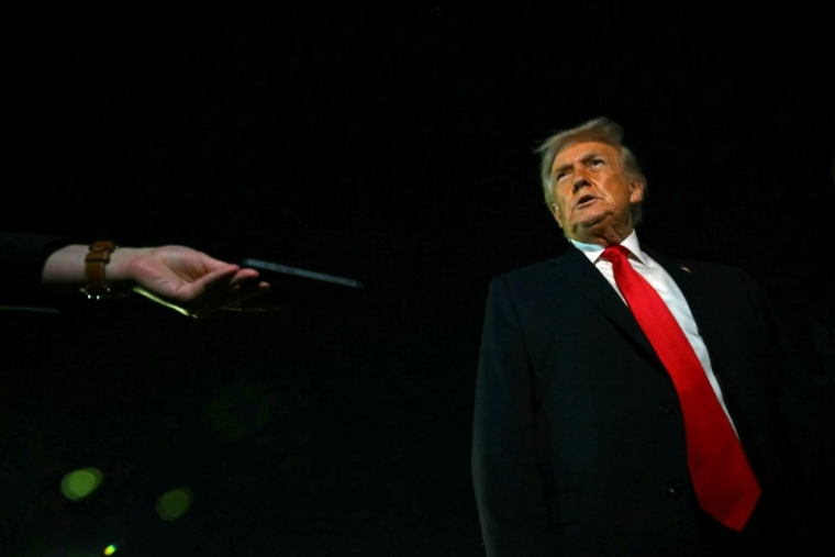 Le président américain Donald Trump s'adresse aux journalistes avant d'embarquer à bord d'Air Force One à l'aéroport international de Palm Beach, en Floride, le 19 janvier 2026 ( AFP / ANDREW CABALLERO-REYNOLDS )