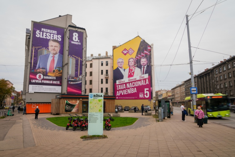 Des panneaux électoraux le 30 septembre 2026 à Riga, en Lettonie ( AFP / Gints Ivuskans )
