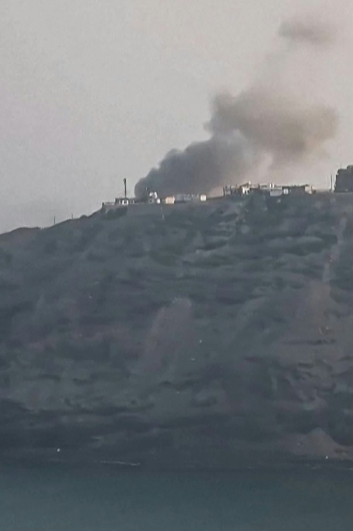 Image tirée d’une vidéo amateur publiée sur les réseaux sociaux ,le 15 octobre 2026, montrant de la fumée près du phare de Maasheq, après une attaque au missile menée par les Houthis contre le palais présidentiel du gouvernement yéménite, à Aden ( AFP / - )