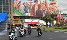 Une fresque géante sur la place Valiasr de Téhéran représente le guide suprême iranien Ali Khamenei, tué au début de la guerre, le 19 avril 2026 ( AFP / ATTA KENARE )