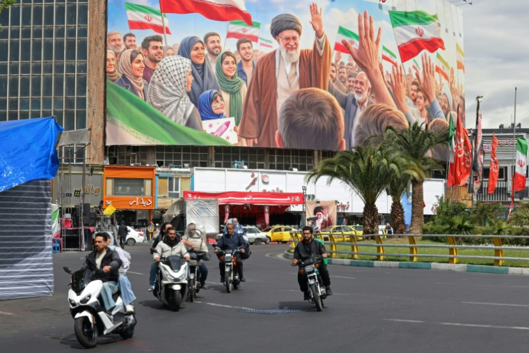 Une fresque géante sur la place Valiasr de Téhéran représente le guide suprême iranien Ali Khamenei, tué au début de la guerre, le 19 avril 2026 ( AFP / ATTA KENARE )