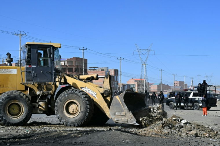 Un engin de chantier démolit un barrage à El Alto, après que le président Rodrigo Paz a déclaré l'état d'urgence, le 20 juin 2026 en Bolivie ( AFP / AIZAR RALDES )