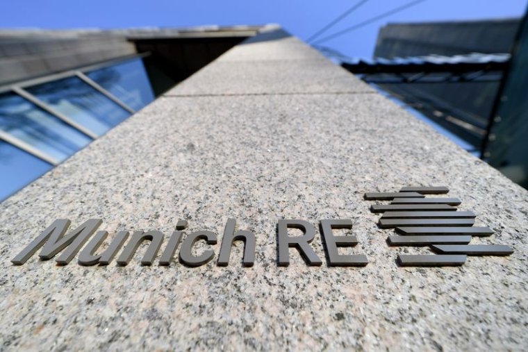 Le logo de Munich Re Group à côté de l'entrée de son siège à Munich