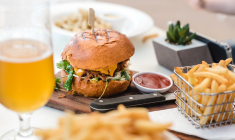 Longtemps relayé au rang de «malbouffe», le burger a su se faire une place sur les cartes des restaurants français (Crédits photo : Unsplash - Melissa Walker Horn )
