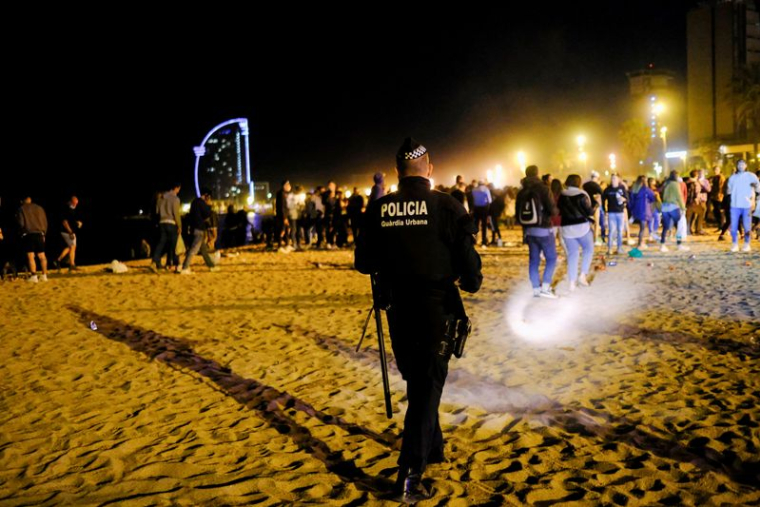 LA POLICE DISPERSE LA FOULE À BARCELONE QUI FÊTE LE DÉCONFINEMENT
