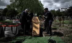 Les funérailles d'une personne décédée seule, en présence des membres du collectif "Morts sans Toi(t)" au cimetière de la Guillotière à Lyon, le 11 mai 2026 dans le Rhône ( AFP / Jeff PACHOUD )