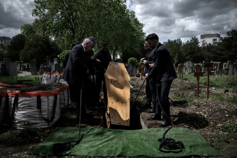 Les funérailles d'une personne décédée seule, en présence des membres du collectif "Morts sans Toi(t)" au cimetière de la Guillotière à Lyon, le 11 mai 2026 dans le Rhône ( AFP / Jeff PACHOUD )