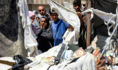Des personnes inspectent les dégâts dans un campement de tentes qui abritait des déplacés, après un bombardement israélien, près de l’hôpital Chifa, dans la ville de Gaza, le 4 septembre 2025 ( AFP / Omar AL-QATTAA )