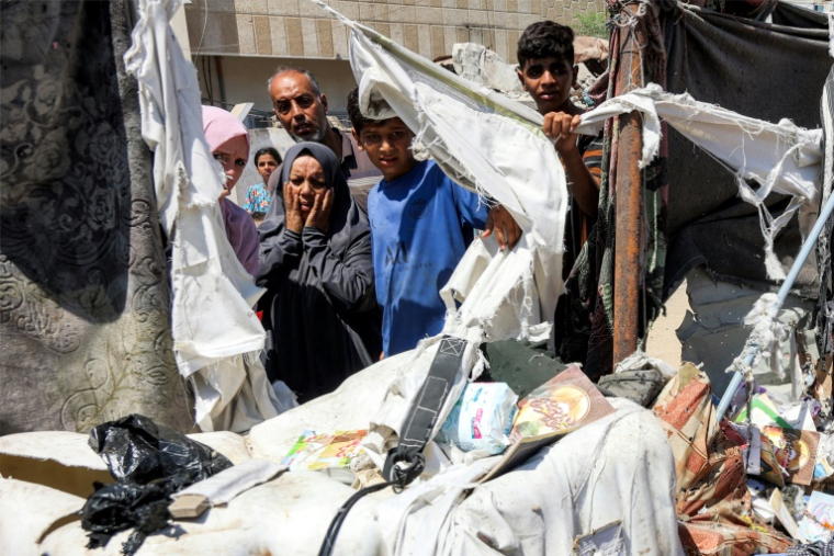 Des personnes inspectent les dégâts dans un campement de tentes qui abritait des déplacés, après un bombardement israélien, près de l’hôpital Chifa, dans la ville de Gaza, le 4 septembre 2025 ( AFP / Omar AL-QATTAA )