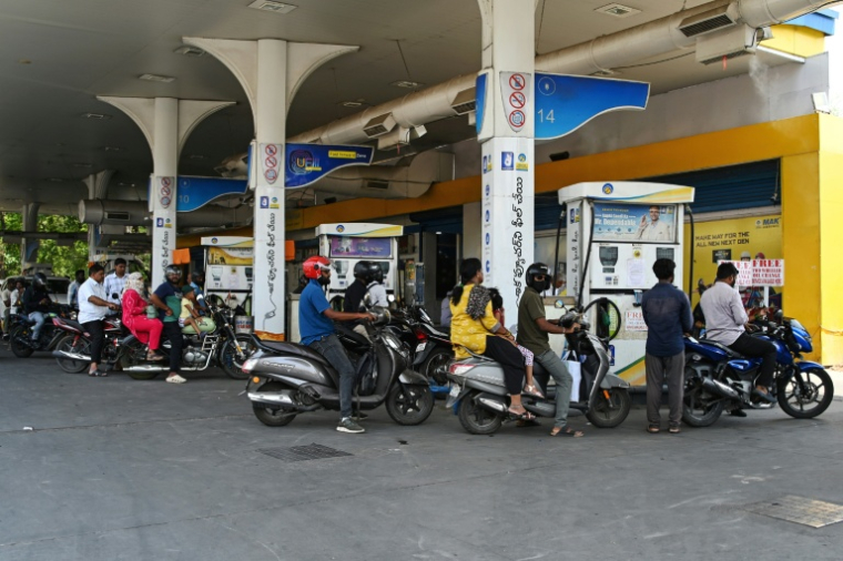 Des motocyclistes font la queue à une station-service d'Hyderabad, le 25 mai 2026 en Inde ( AFP / Noah SEELAM )