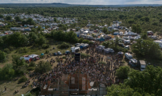 Vue aérienne du site d'une rave illégale à Montvalent, le 9 mai 2025 dans le Log ( AFP / Ed JONES )