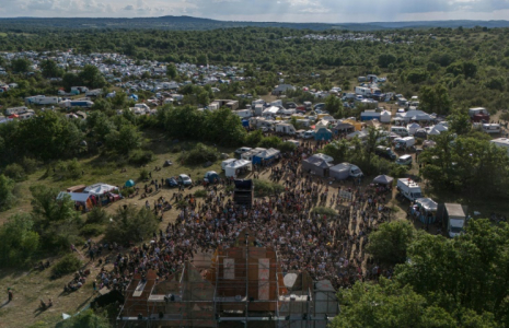 Vue aérienne du site d'une rave illégale à Montvalent, le 9 mai 2025 dans le Log ( AFP / Ed JONES )