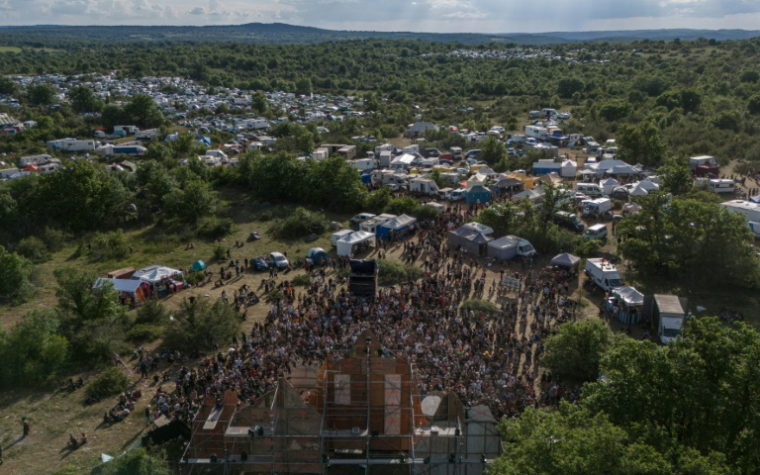 Vue aérienne du site d'une rave illégale à Montvalent, le 9 mai 2025 dans le Log ( AFP / Ed JONES )