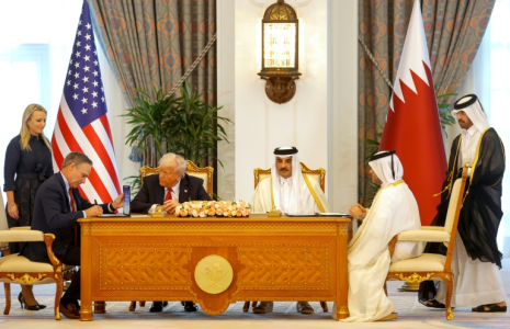 L'émir du Qatar Tamim ben Hamad Al Thani et le président américain Donald Trump, tous deux au centre de la photo, avec les PDG de Boeing Kelly Ortberg (G) et de Qatar Airways Badr Mohammed al-Meer (D) signant des documents au Royal Palace de Doha le 14 mai 2025. ( AFP / Karim JAAFAR )