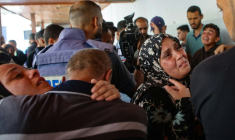 Des proches pleurent la mort de trois journalistes palestiniens après des frappes israéliennes, à l'hôpital Ahli Arab de Gaza-ville, le 5 juin 2025 ( AFP / Omar AL-QATTAA )