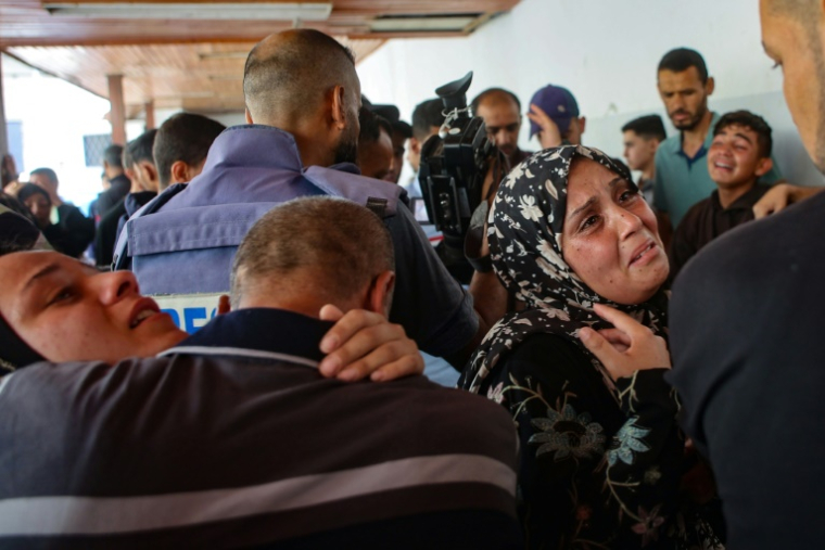 Des proches pleurent la mort de trois journalistes palestiniens après des frappes israéliennes, à l'hôpital Ahli Arab de Gaza-ville, le 5 juin 2025 ( AFP / Omar AL-QATTAA )