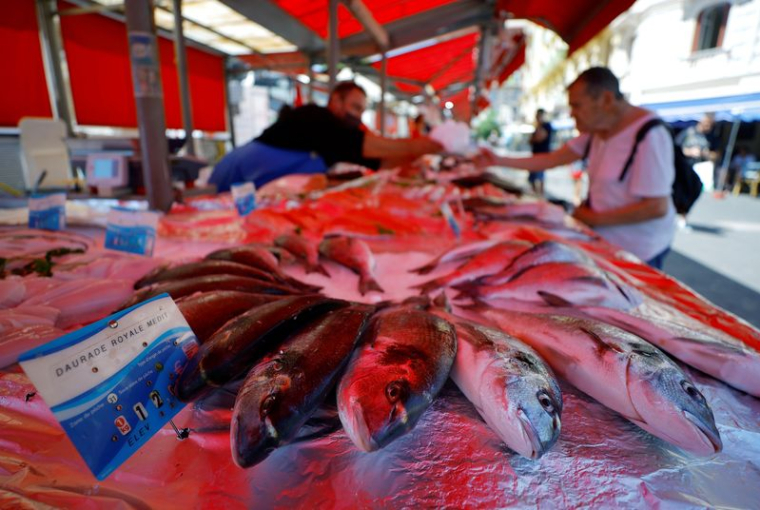 Un poissonier sur un marché local, à Nice