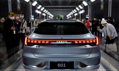 Des visiteurs examinent le Zeekr 001, un modèle de la nouvelle marque Zeekr de Geely, dans l'usine de Ningbo